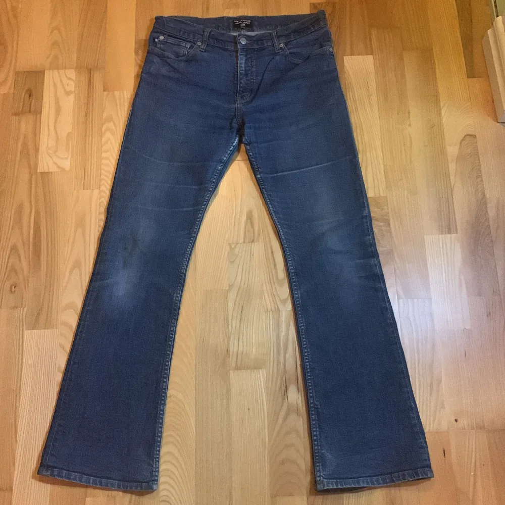 Äkta blå ralph lauren flare jeans! Jättebekväma men sälj för att de inte passar. Midjemått rakt över är 39 och innerbenslängd är 75! Skriv för frågor💕. Jeans & Byxor.