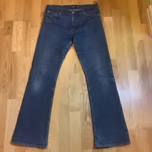 Äkta blå ralph lauren flare jeans! Jättebekväma men sälj för att de inte passar. Midjemått rakt över är 39 och innerbenslängd är 75! Skriv för frågor💕