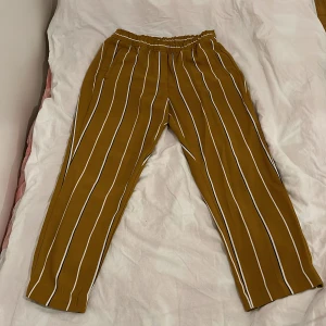 Randiga kostymbyxor  - Ett par kostymbyxor som använts endast ett par gånger men inga defekter förekommer Köpare står för frakt 