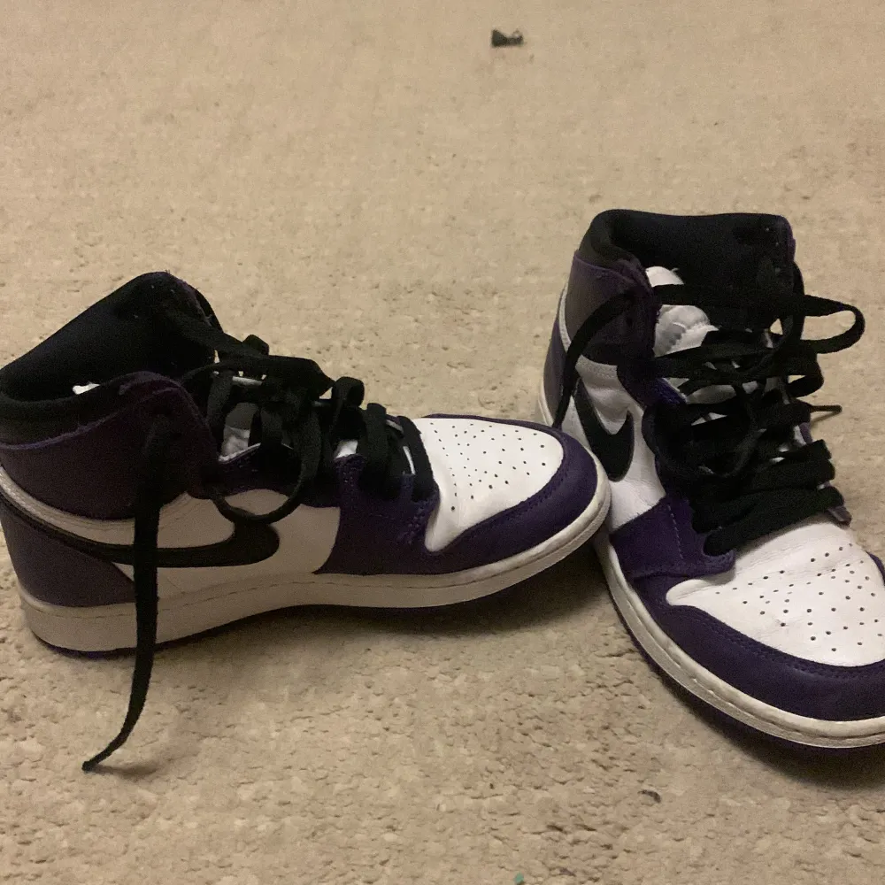 Jordan 1 Purple  Brukar gå för 3730kr . Skor.