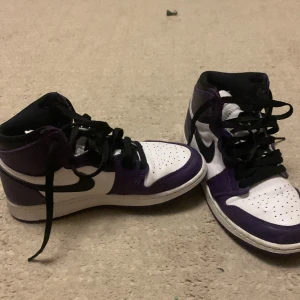 Jordan 1 mids High court purple white - Jordan 1 Purple  Brukar gå för 3730kr 