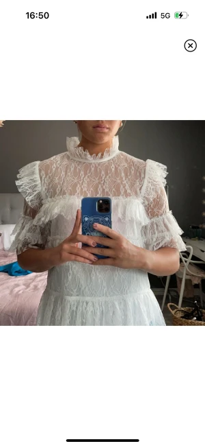 By malina topp - Jätte snygg by malina topp som jag fick i julklapp 2022,säljer pågrund av att jag inte får så mkt användning av den längre❤️Köptes för 2200💞