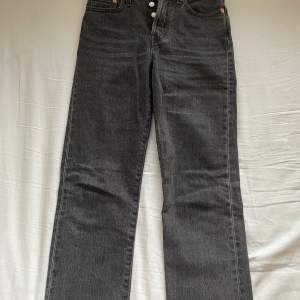 Svarta urtvättade jeans från Levi’s, klippta för att vara 3/4 längd ish. 