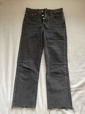 Levi’s jeans - Svarta urtvättade jeans från Levi’s, klippta för att vara 3/4 längd ish. 