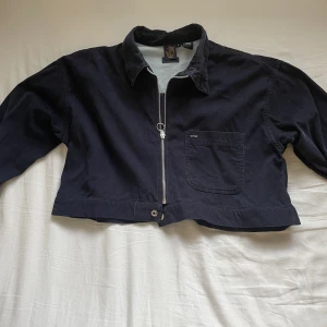 Mörkblå jacka - Mörkblå tunn jacka från Beyond Retro