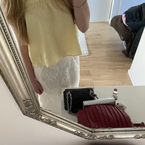 Söt topp - Säljer denna söta och fina toppen som passar perfekt till våren och sommaren. Använd fåtal gånger💛