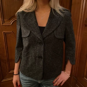 Kappa med trekvartslånga armar - Denna jacka kommer att släppas på söndag 26/2 🥰 För att hålla dig uppdaterad följ oss på instagram: utvaltuf ❤️All försäljning sker på vår hemsida som ni hittar på instagram!