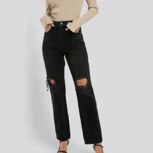 svarta nakd jeans - super coola och snygga jeans från nakd med hål på knäna. skriv för för fler bilder💕 långa i benen passar bra för mig som är 175