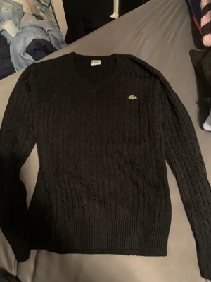 Stickad tröja från Lacoste - Säljer nu min fina Lacoste tröja då den tyvärr inte kommer till användning, för fler bilder skriv till mig!