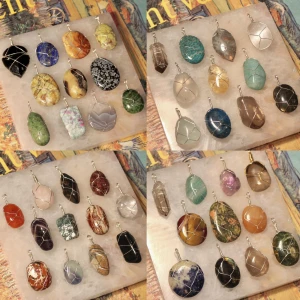 självtillverkade kristallhängen 🥰 - Magiska hängen i alla olika sorters kristaller! 🥰 finns allt från rosenkvarts till lapis lazuli och jade 🙌 pris 79-99kr, finns undantag med några få som kostar lite mer, upp till 129kr 🌙 finns band till för 15kr 😇 betalning via swish, frakt 15kr 💫