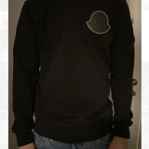 Moncler Tröja - Långärmad Moncler Tröja. Knappt använd! Skick: 10/10 Äkta med qr kod:)