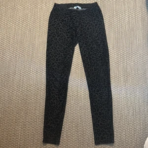 Byxor/tights  - Byxor med fina detaljer (sammet)