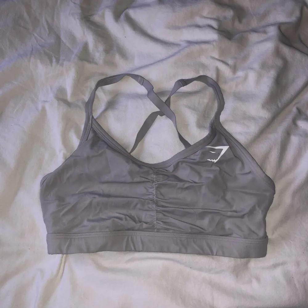 Sport-bh från gymshark. Den gråa färgen säljs inte mer. Nypris 349kr. Skriv prisförslag eventuellt . Övrigt.