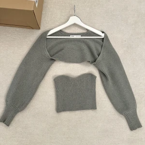 Bolero - Stickad topp samt kofta från Zara, knappt använt! Koftan är i storlek M men är ganska lite i storleken och toppen är i storlek S🤍Färgen är lite grön/grå