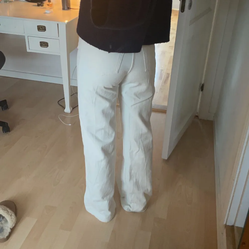 Högmidjade straight ljusbeige/vita jeans från monki, frakt ingår Storlek 27. Jeans & Byxor.