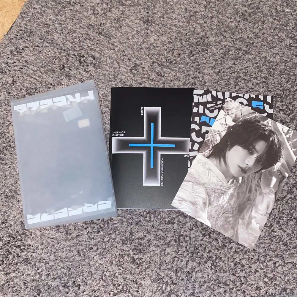 TXT: FREEZE album som inte har några kort med men har ett stort Beomgyu kort. Affischer/CD-skiva saknas också! . Övrigt.