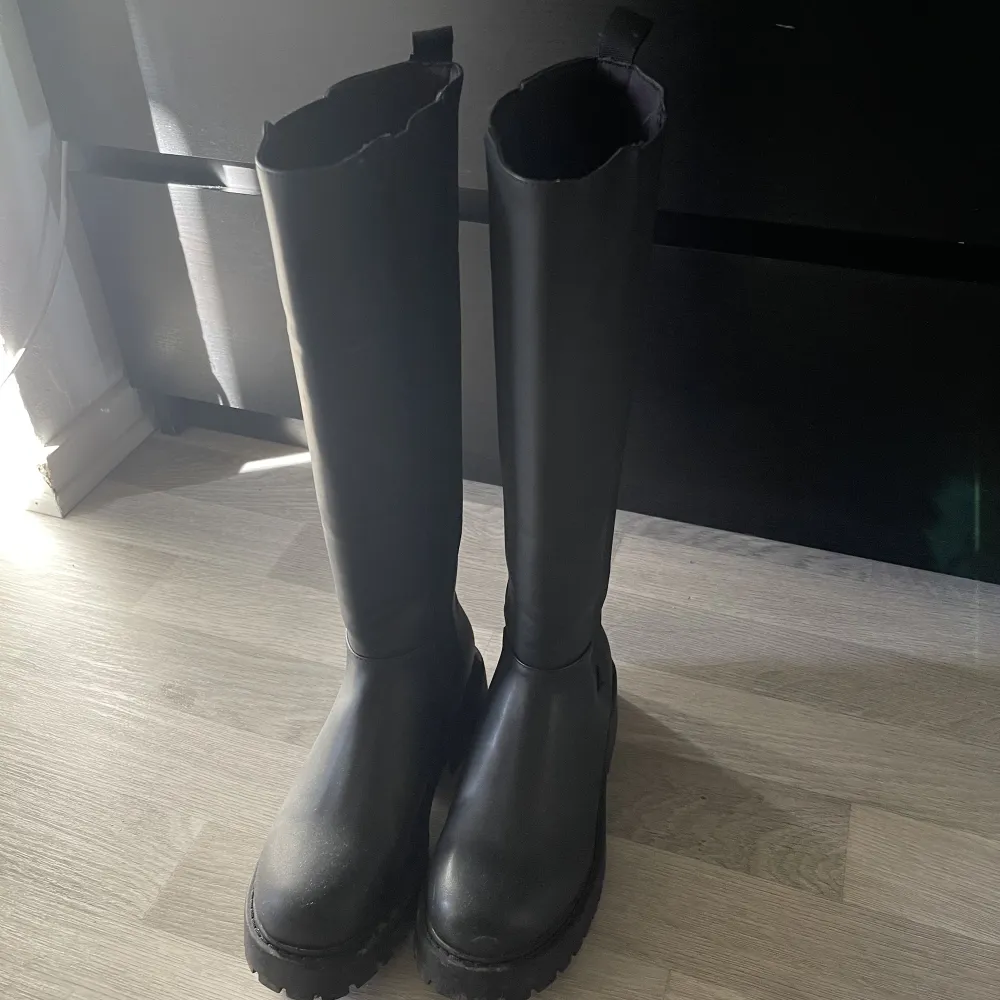 Säljer nu mina knähöga boots från Monki. Använda två gånger och de var till begravningar så de är i nyskick. . Skor.