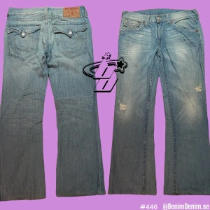 true religion jeans  - True Religion jeans Billy💜size on tag, 34💜Ytterben, 102💜Innerben, 77💜midja (rakt över), 45💜vi uppskattar jeansen till att att vara 35W 30L  (modell 180cm)