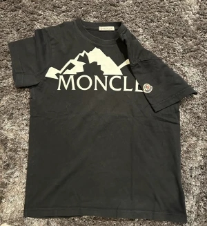 Moncler t  shirt - Skick 9/10