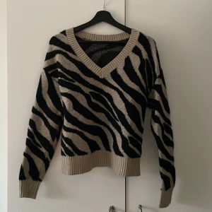 Tröja från nelly - En mysig stickad tröja från Nelly, inte använd ofta! Ord. pris: 399:-