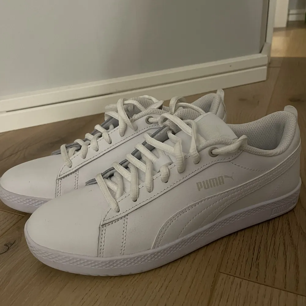 Bekväma vita sneakers från puma. Strl 36, endast använda en gång! . Skor.