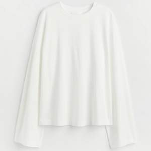 Basic långärmad t shirt från HM. Köptes för 150, säljer för 90 kr. Endast använd 1-2 gånger!💖