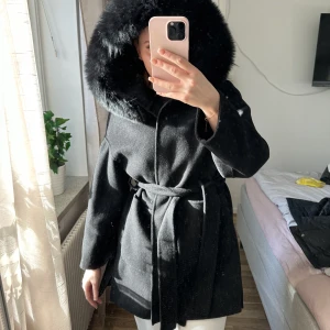 Svart Kappa med päls - Kappa från Garoff nypris 2400kr mitt pris 1500kr Sparsamt använd i fint skick, inga skador eller fläckar (spegel smutsig på bilder)  Storlek XS passar även S-M