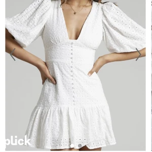 Studentklänning  - Säljer denna studentklänningen från showpo då den inte passade mig. Storlek 34! men kan nog passa 36 också! (lånad andra bild) 