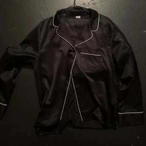 Pyjamas sett - Jätteskönt och fint pyjamas sett, med tillhörande byxor:) Pris kan diskuteras