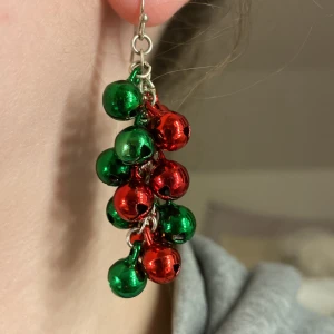 Julörhängen - Jättefina örhängen som passar superfin till jul! Säljer då de är lite tunga för mina öron 