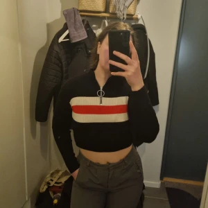 Tröja - En mörkblå tröja från HM med ränder på. Väldigt skön och sitter bekvämt.