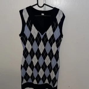 Old money vibes - kläning  - Old money vibes kläning från H&M. Använd bara 1 gång. Stor för mig nu!