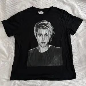 Collab med H&M från 2017. Fint tryck på Justin Bieber i fram samt tourdestinationer på ryggen.