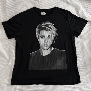 JB merch  - Collab med H&M från 2017. Fint tryck på Justin Bieber i fram samt tourdestinationer på ryggen.