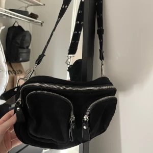 Gina trend väska - Axelväska från Gina, finns inte längre i deras sortiment. Högsta bud. Köparen står för frakten.