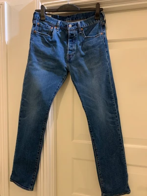 Levis 501 Jeans - Aldrig använda. Levis 501 Jeans i W31 L32. Väldigt snygga och helt oanvända, 10/10 skick. Nypris: 900 kr, Mitt pris: 600 kr då dom är helt oanvända.