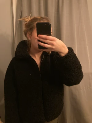 pälsjacka - pälsjacka/teddy säljes ursprungligen fr. Zara säljes för 100 eller bud Fint skick! 