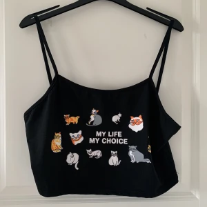 Linne - Svart kort linne med tryck! Storlek L. Frakt tillkommer