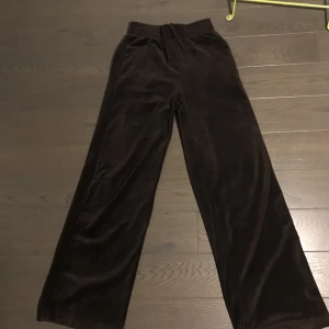 Mjukisbyxor - Super mysiga, långa, högmidjade Bik Bok mjukis byxor med snöre i, kan böja ner kanten på dem så får man ett nytt look så dem blir lågmidjade. 💕💕