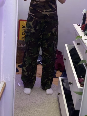 Cargopants - Säljer mina gamla favvo cargos som är jätte snygga till typ allt. Passar bra på mig som är 172 men är då oversized.