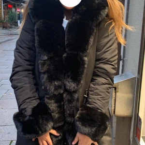 Jacka  - Säljer denna fina jacka, knappt använd fake päls  