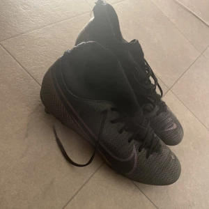 Fotbollsskor nike - Fina fotbollsskor från nike, storlek 38,5. Endast använda en säsong, fint skick förutom hål på bild 2. 