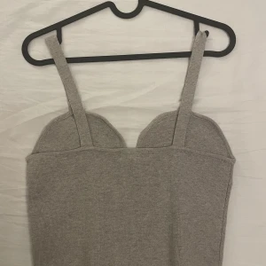 Beige topp - En beige topp från H&M i riktigt bra skick, ändrat använd 1 gång!✨ Säljs pga att den inte kommer till användning.