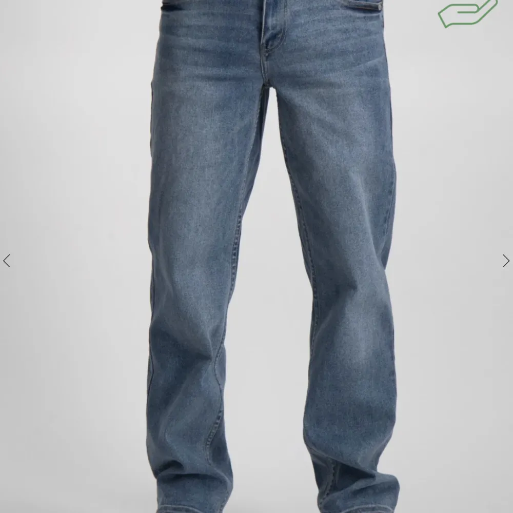 Ett par levis jeans blå. Använd 1-2 gånger. Säljer pga behöver en större storlek. Storlek 164. Nypris 164. Jeans & Byxor.