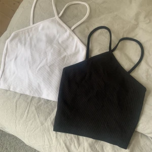 Topp från zara - Snygga toppar ifrån zara, storlek s. Knappt använda. Säljer båda topparna för 100kr+frakt.  
