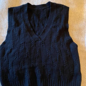 Stickad väst - Nästintill oanvänd stickad väst med fint mönster. Pris kan diskuteras.