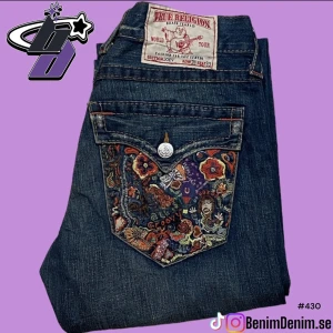 embroiled true religion jeans  - True Religion jeans joey  size on tag, 31/33  Ytterben, 105cm  Innerben, 80cm  midja (rakt över), 42cm  (modell 180cm)True Religion jeans joey  size on tag, 31/33  Ytterben, 105cm  Innerben, 80cm  midja (rakt över), 42cm  (modell 180cm)