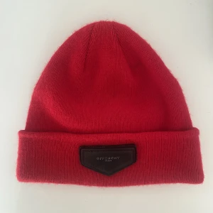 Givenchy beanie - Givenchy patch detail beanie. Nypris ca 330$. Köpt på farfetch, e-kvitto finns. Använd väldigt sparsamt, som ny.