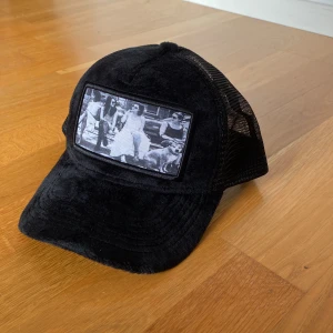 Oanvänd keps med motiv - Helt oanvänd keps, lite ”fluffigt” material 