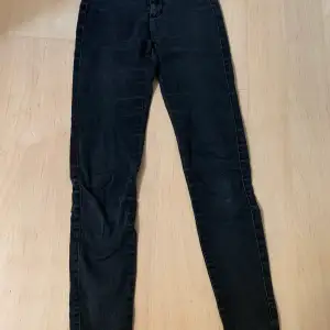 Svarta jeans Only i storlek XS/30. Sparsamt använda. 